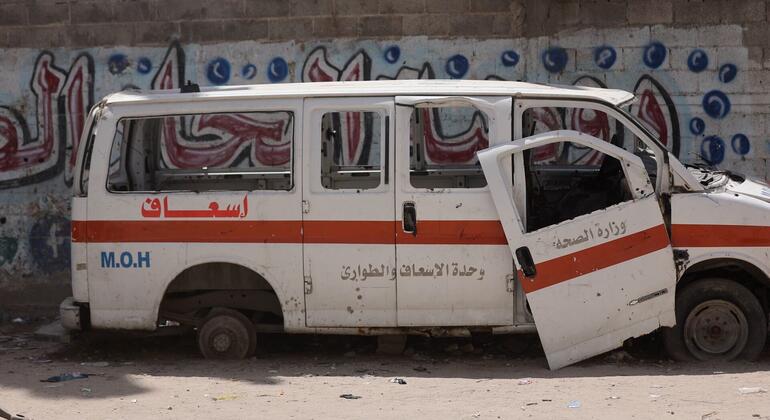 سيارة إسعاف مدمرة في مدينة غزة